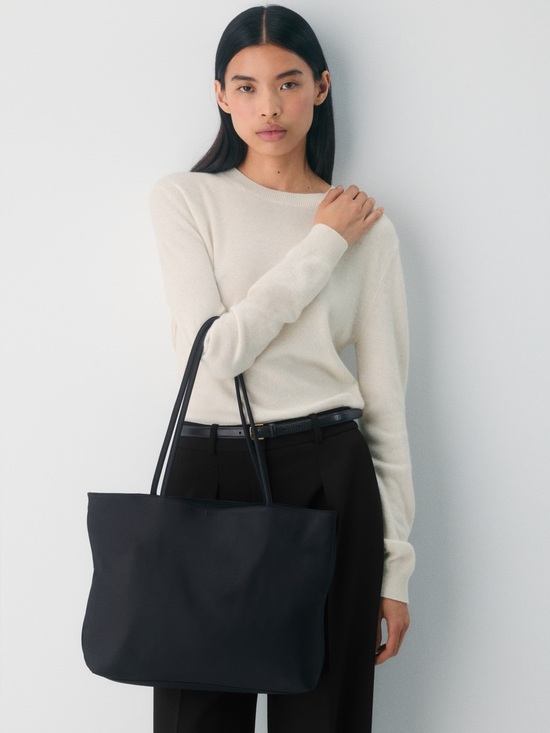 Aritzia Handbags - Aritzia Babaton Idolize Bigger Tote Bag